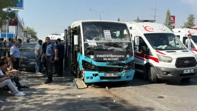 Freni patlayan halk otobüsü durakta bekleyen başka otobüse çarptı: 20 yaralı