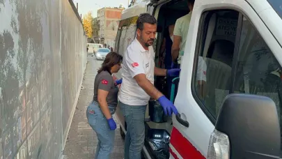 Sokak ortasında bıçaklı saldırıya uğrayan 2 kişi yaralandı
