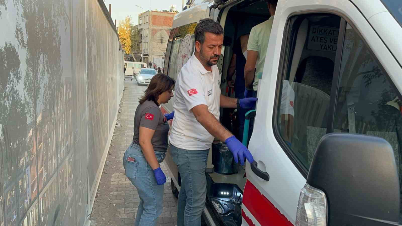 Sokak ortasında bıçaklı saldırıya uğrayan 2 kişi yaralandı