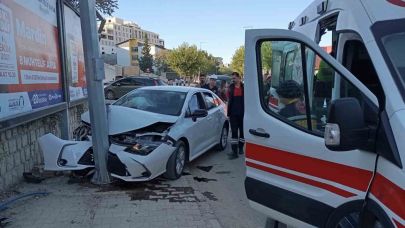 Otomobil reklam panosu direğine çarptı: 1 yaralı