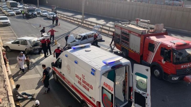 Urfa’da iki otomobil çarpıştı