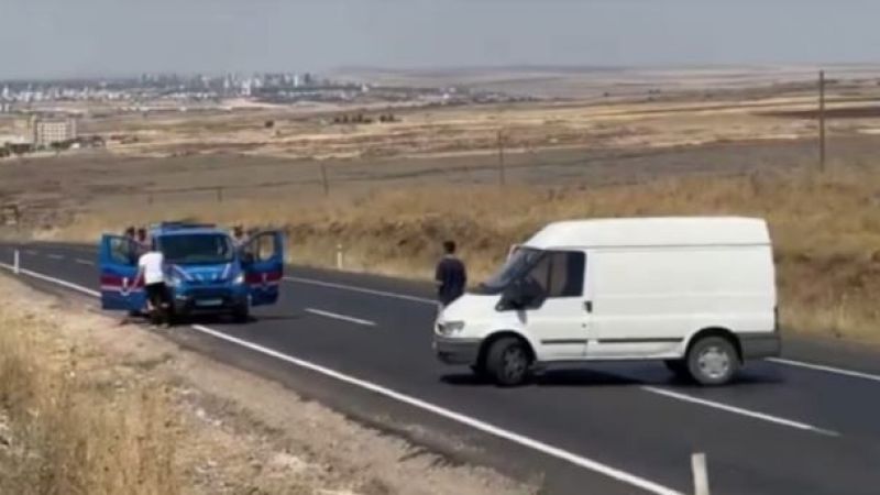 Eline aldığı bıçakla Siverek karayolunu ulaşıma kapattı