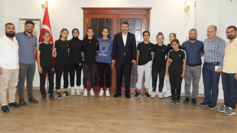 Vali'den hentbolcu kızlara söz!