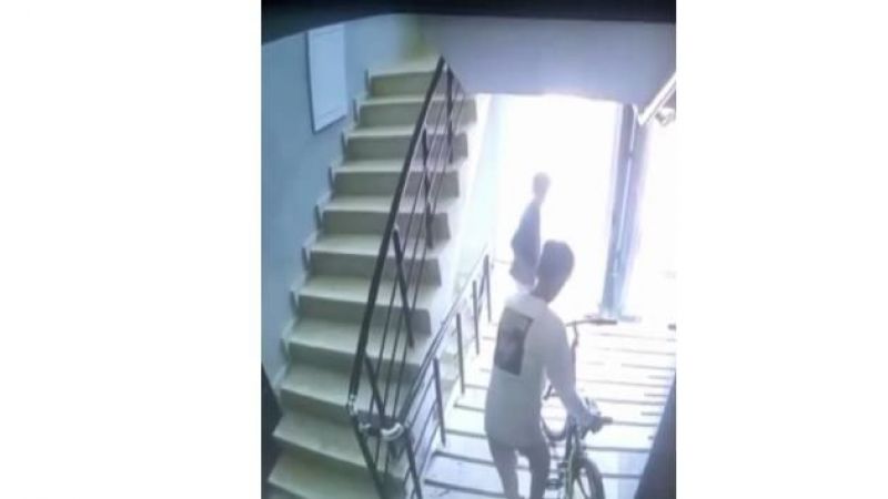 Çocukların bisiklet çalma anı güvenlik kamerasına yansıdı