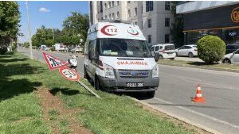 Otomobilin çarptığı ambulans refüje çıktı