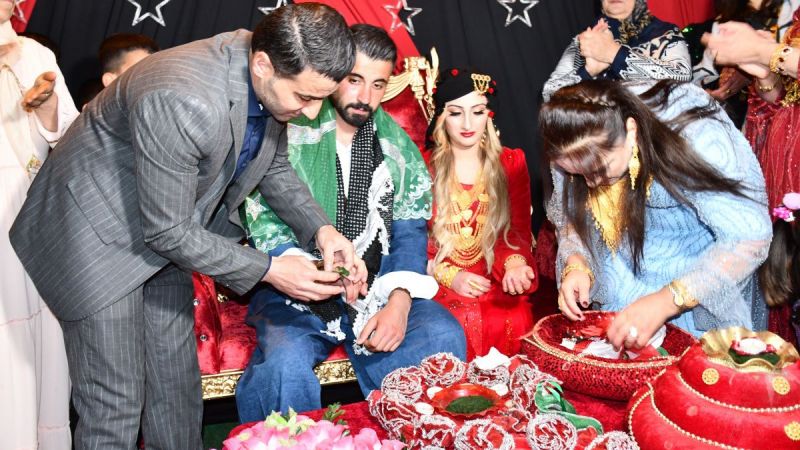 Aşiret düğününde altın ve paralar havada uçuştu