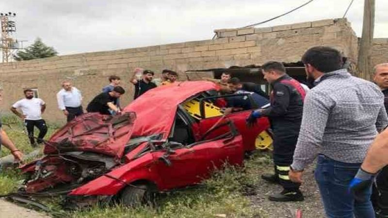 Direksiyon hakimiyetini kaybeden araç güvenlik kulübesine girdi