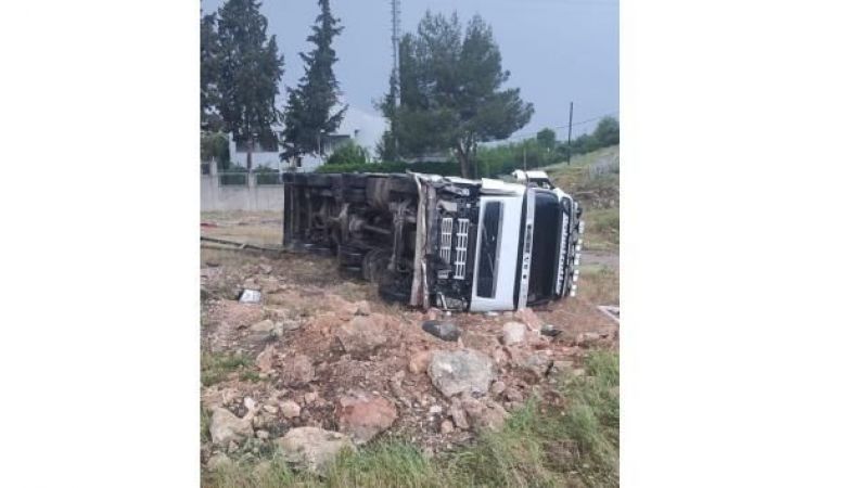 Kontrolden çıkan kamyon devrildi: 1 yaralı