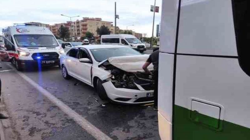 Otomobil belediye otobüsüne çarptı: 1 yaralı