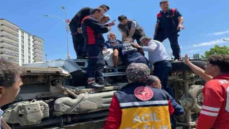 Kamyonet ile otomobil çarpıştı: 2'si çocuk 7 yaralı