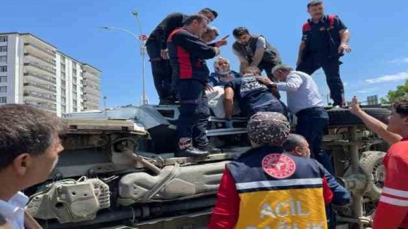 Kamyonet ile otomobil çarpıştı: 2'si çocuk 7 yaralı