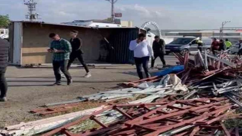 İnşaat malzemesi yüklü kamyon devrildi: 4 yaralı