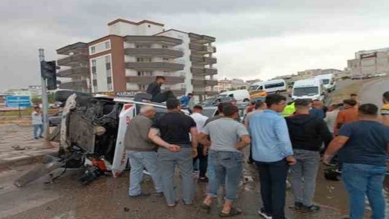 Hasta almaya giden ambulans kaza yaptı: 4 yaralı