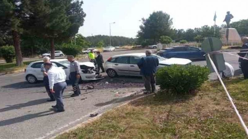 Otomobiller kafa kafaya çarpıştı: 1'i bebek 5 yaralı
