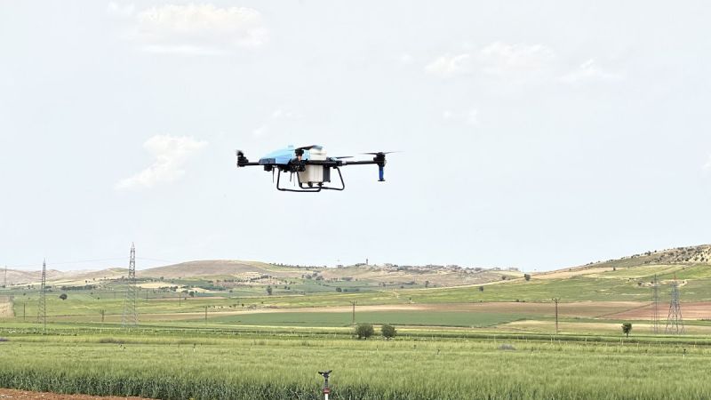 Drone ile zirai ilaçlama yapıyor