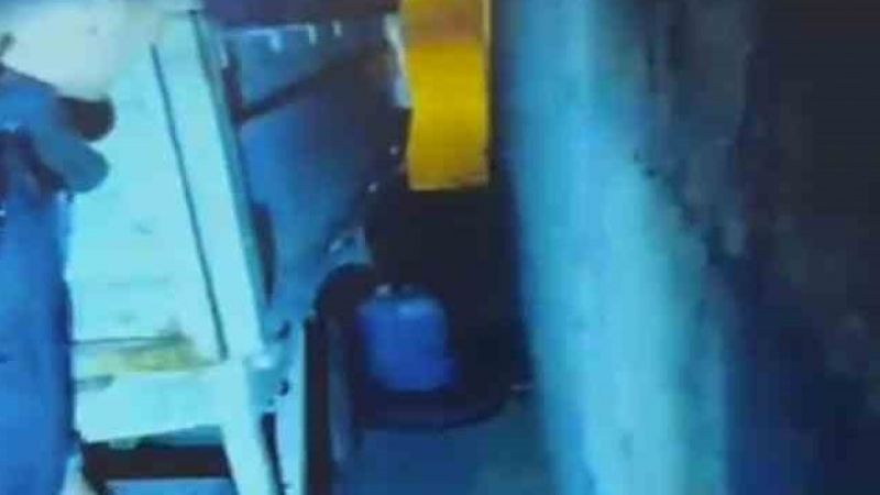 Park halindeki aracın yakıtını çalan şahıs suçüstü yakalandı