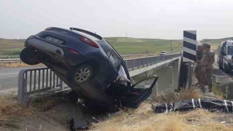 Feci kaza: Otomobil köprüde asılı kaldı, 1 kişi öldü, 3 kişi yaralandı