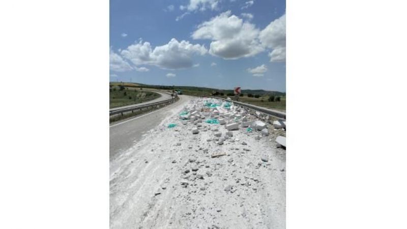 Tırdan dökülen inşaat malzemeleri yola saçıldı