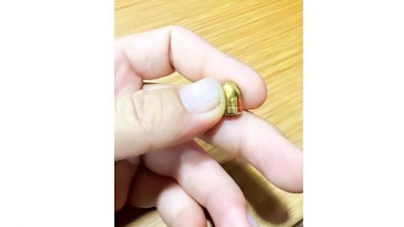 Yorgun mermi bahçede oturanların masasına düştü