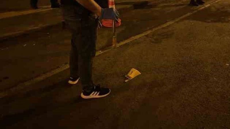 Bir şahıs yol ortasında sırtından bıçaklandı