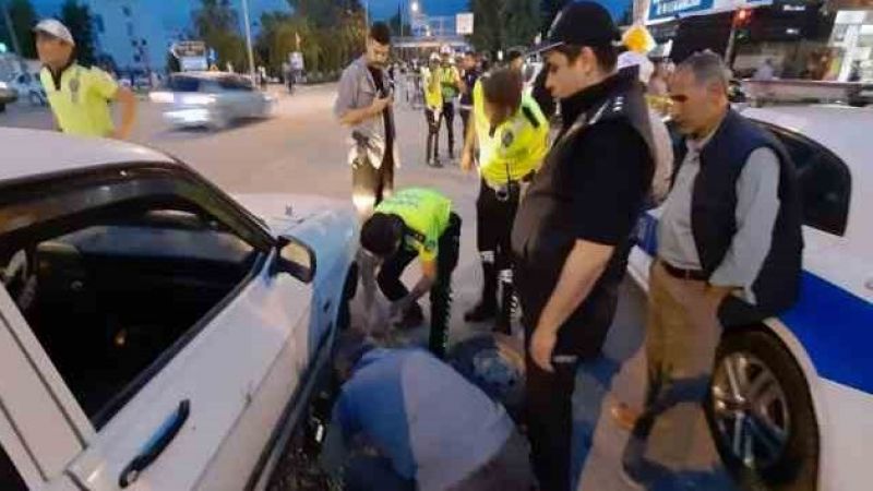 Polisler önce durdurdu, sonra patlayan lastiği değişti
