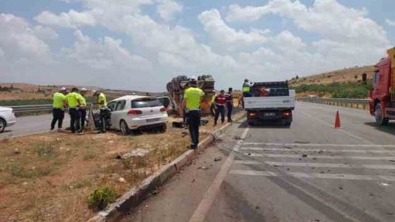 Asfalt döküm kamyonu ile otomobil çarpıştı: 1 ölü, 1 yaralı