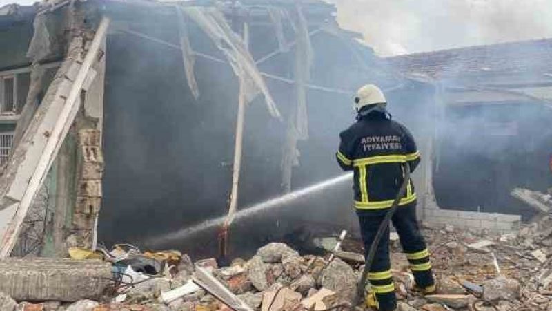 Hasarlı depoda çıkan yangın korkuttu