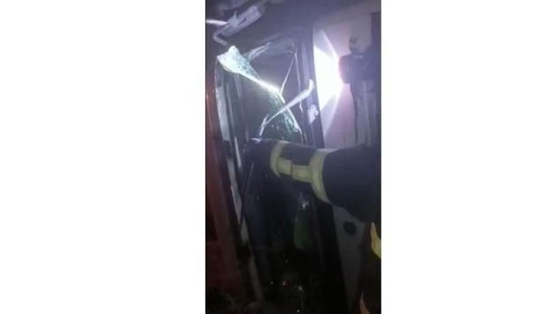 Direksiyon hakimiyetini kaybeden un yüklü tırın sürücüsü hafif yaralandı
