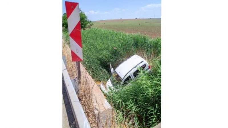Hafif ticari araç yol kenarına savruldu: 1 yaralı
