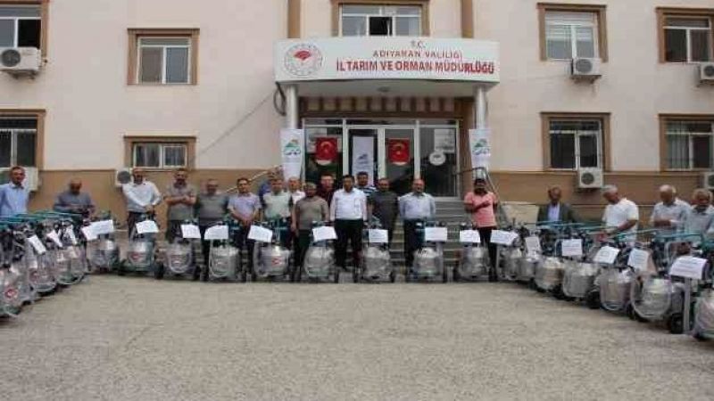 Depremde ahırları yıkılan süt üreticilerine süt sağım makinesi dağıtıldı