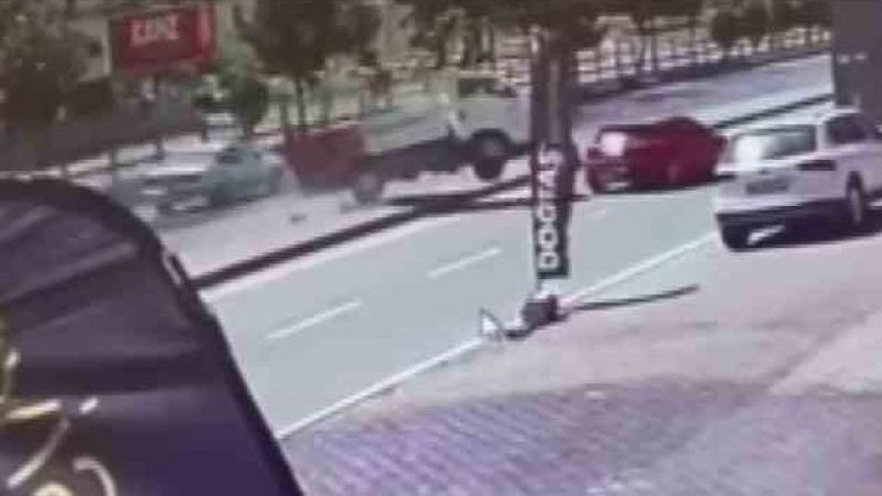 Otomobil ile çarpışan kamyonet kaldırıma çıktı: O anlar güvenlik kamerasına yansıdı