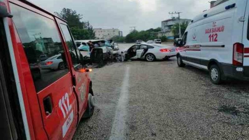 İşçileri taşıyan minibüs ile otomobil çarpıştı: 1 ölü 10 yaralı