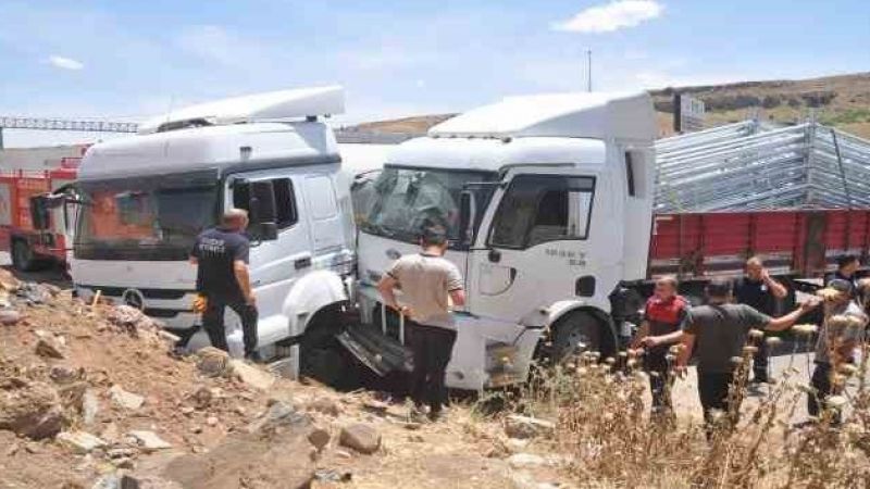 Tırlar çarpıştı: 2 yaralı