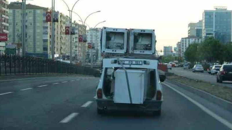 Otomobile yüklediği eşyalarla kazaya davetiye çıkardı