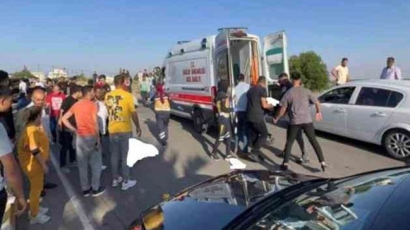 Otomobil ile motosiklet çarpıştı: 1 ölü, 2 yaralı