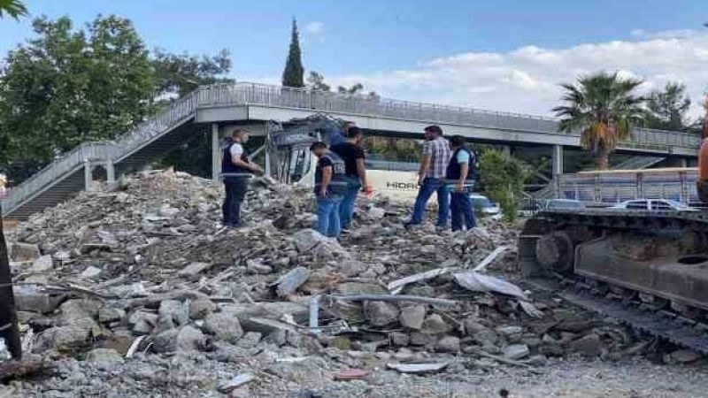 Enkaz altından kadın cesedi çıktı