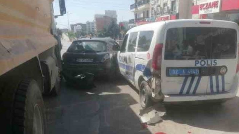 Kamyon kırmızı ışıkta bekleyen araçlara çarptı
