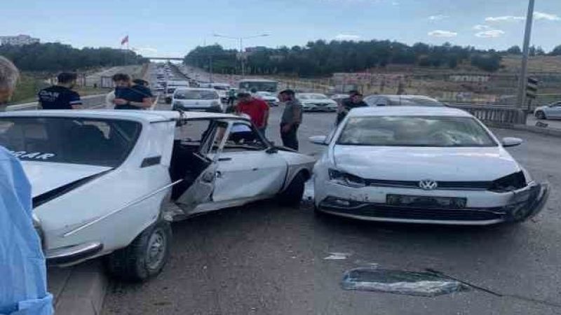 İki otomobil çarpıştı: 4 yaralı