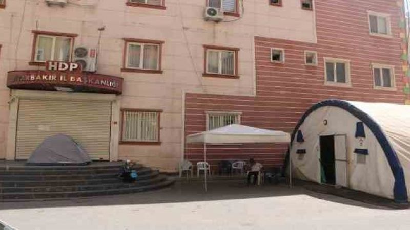 Ailelerin evlat nöbeti kararlılıkla devam ediyor