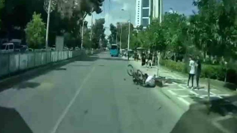 Şanlıurfa'da motosiklet ve bisikletin çarpışma anı kamerada