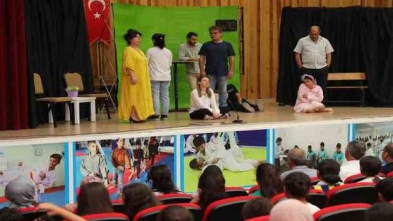 Şanlıurfa'da bağımlılıkla mücadele konulu tiyatro oyunu sahnelendi