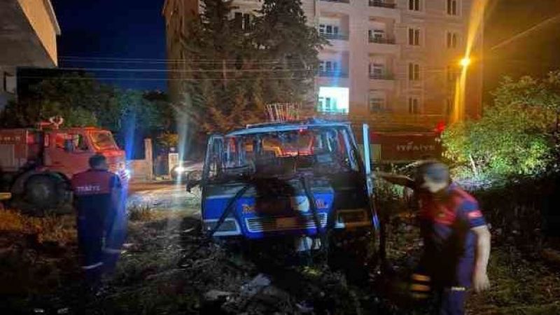 Park halindeki minibüs alev alev yandı