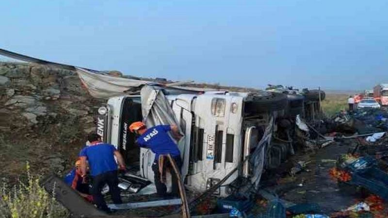 Otoyolda duran kamyona arkadan gelen tır çarptı: 1 ölü, 2 yaralı