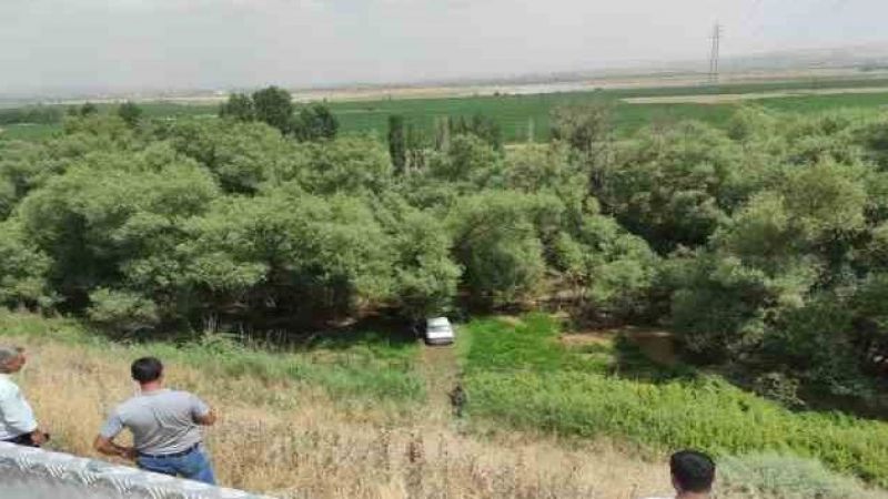 Kontrolden çıkan otomobil yol kenarına savruldu