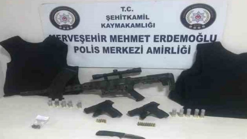 Bir araçta çelik yelek bulundu