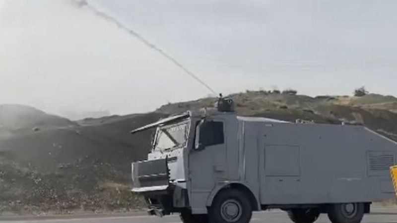 Alev alan aracı TOMA söndürdü