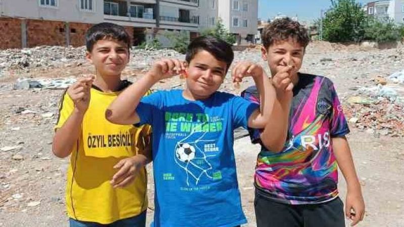 Mahallede oyun oynayan çocuklar enkazda altın buldu