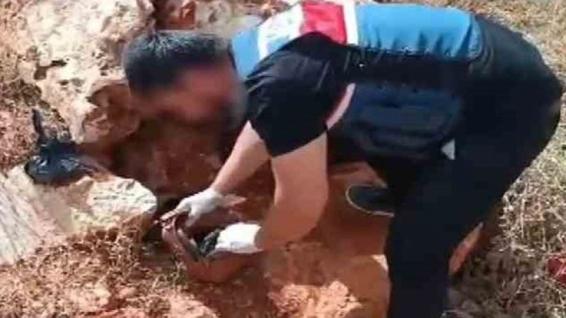Jandarma boş araziye saklanmış 1 kilo eroini ele geçirdi