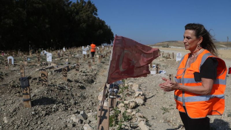 Deprem mezarlığı yardımsever İspanyolların yüreklerini burktu
