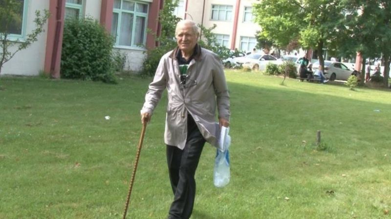 Elinde bastonuyla üniversite sınavına girdi